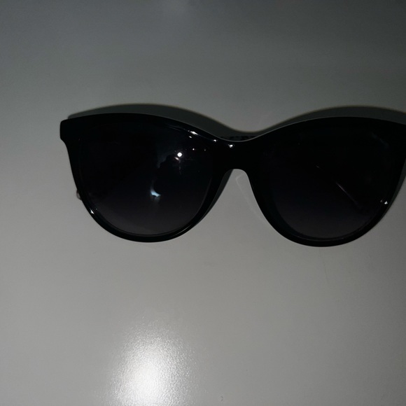 Used Kate Spade sunglasses- great condition. Come with case and original cleaner - Picture 3 of 5